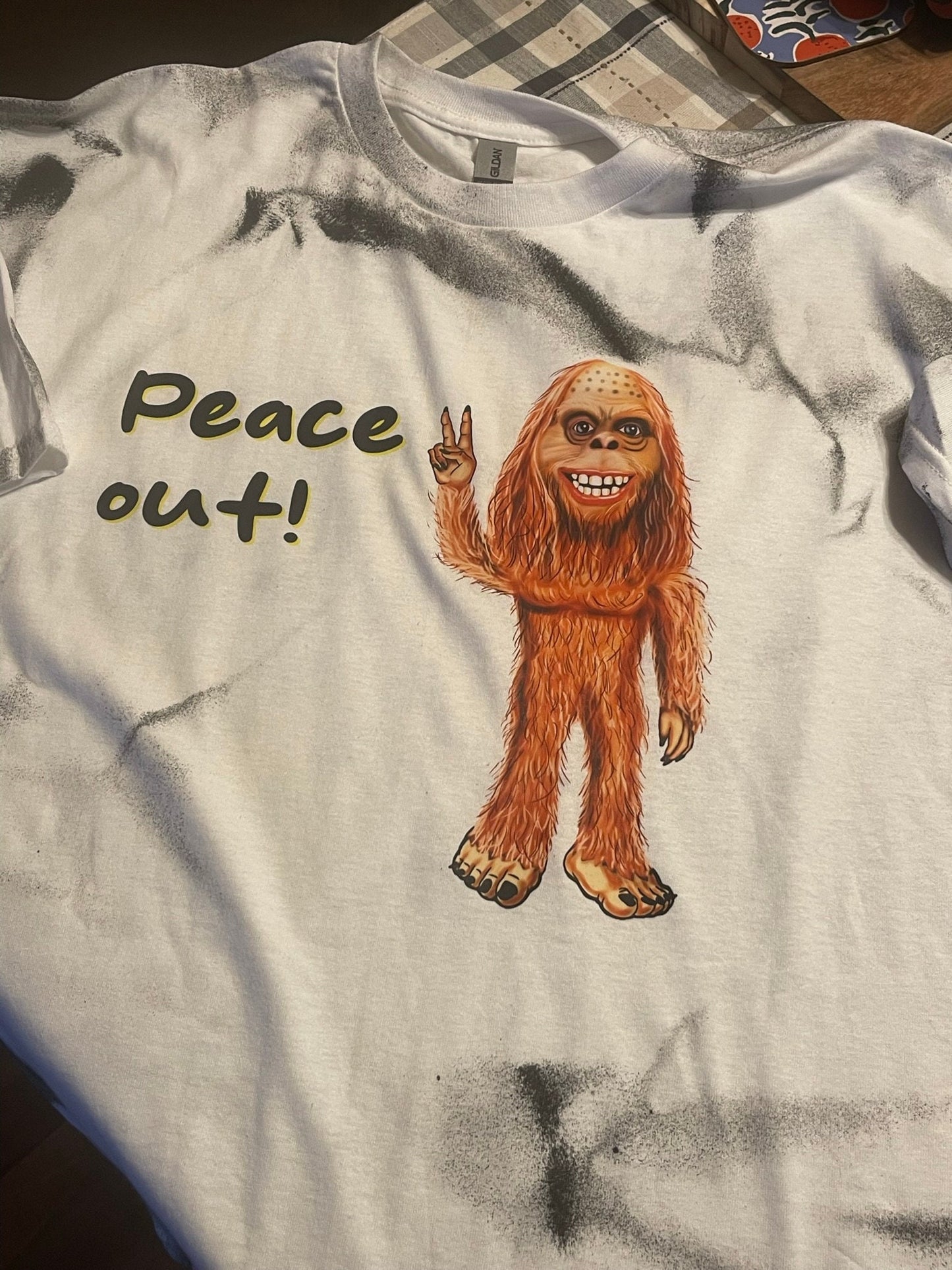 Bigfoot Peace out! T-shirt (white w/grey grunge tie dye)