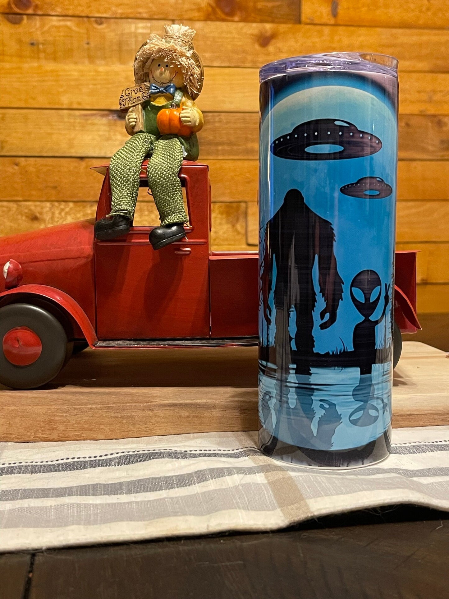 Cool Bigfoot and Alien friends 20oz tumbler
