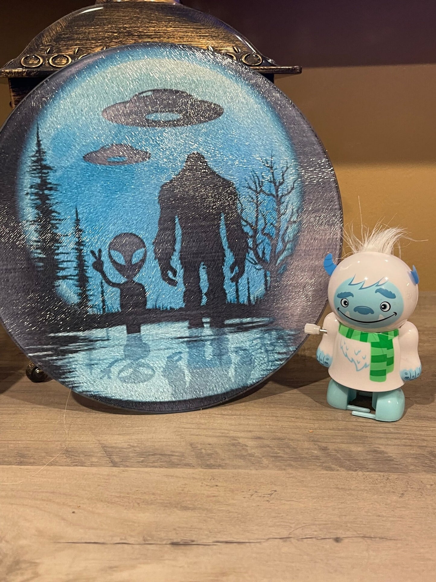 Designer glass cutting board Round - Bigfoot | Frenchie | choose your design