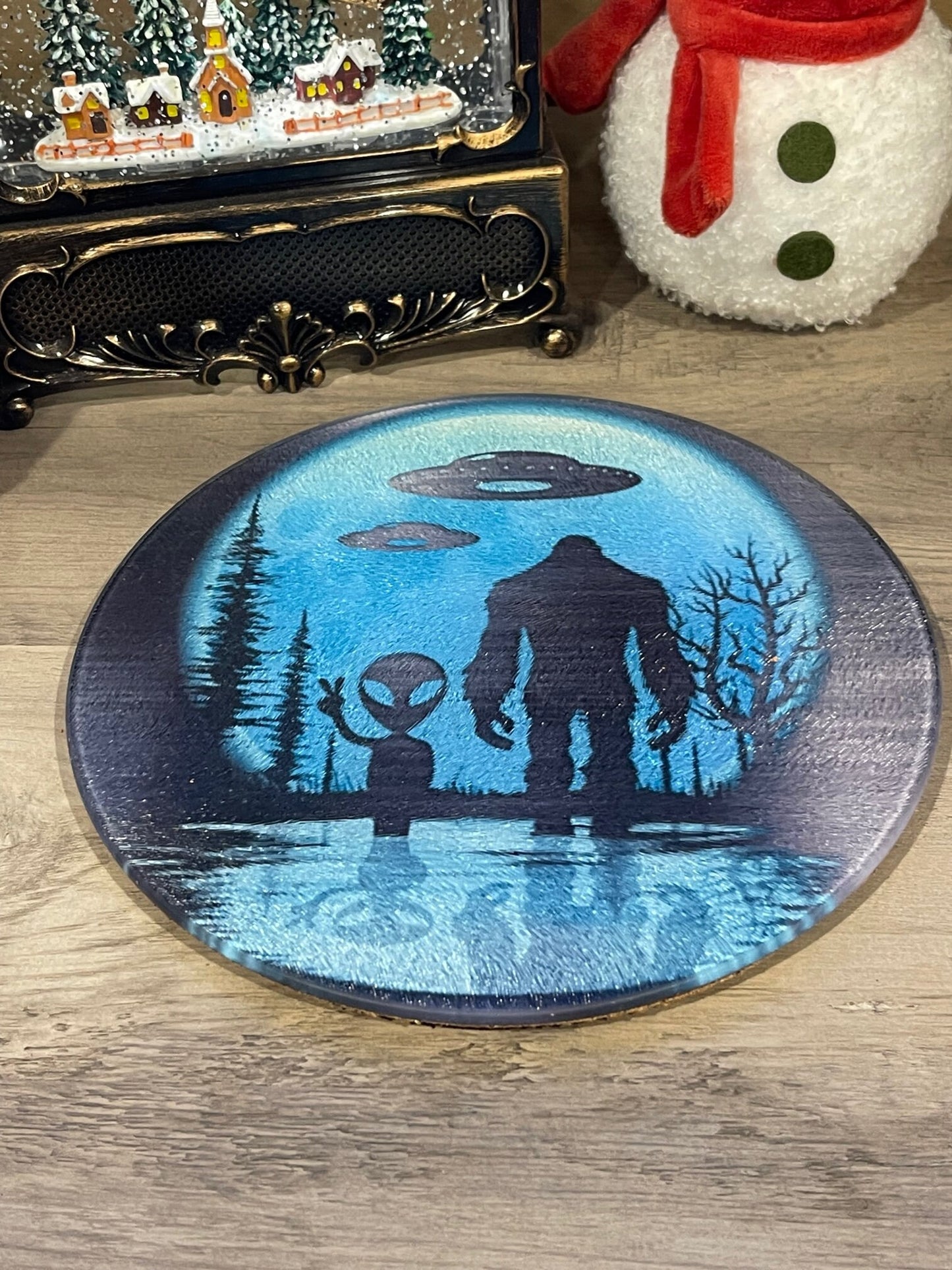 Designer glass cutting board Round - Bigfoot | Frenchie | choose your design